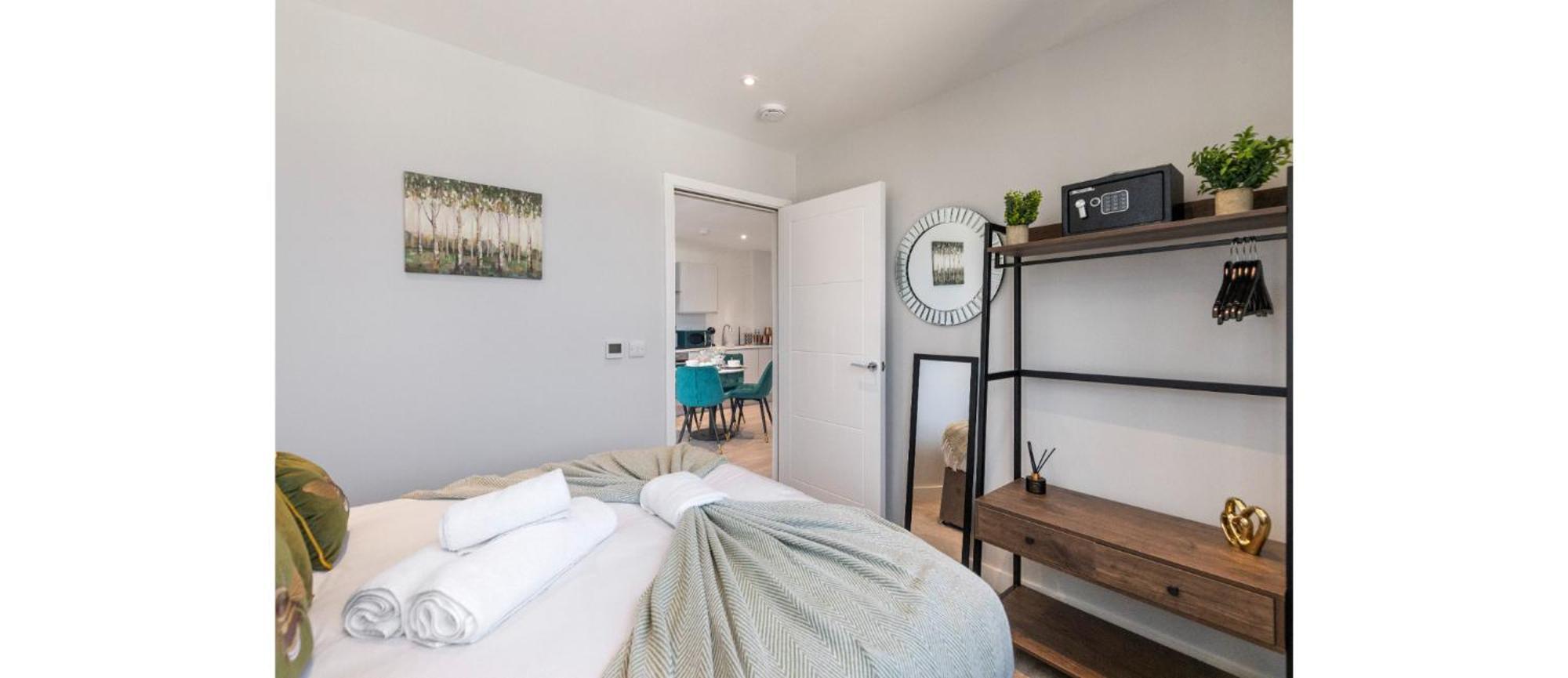 Harmonious Greens: Cozy 1-bed Flat In *