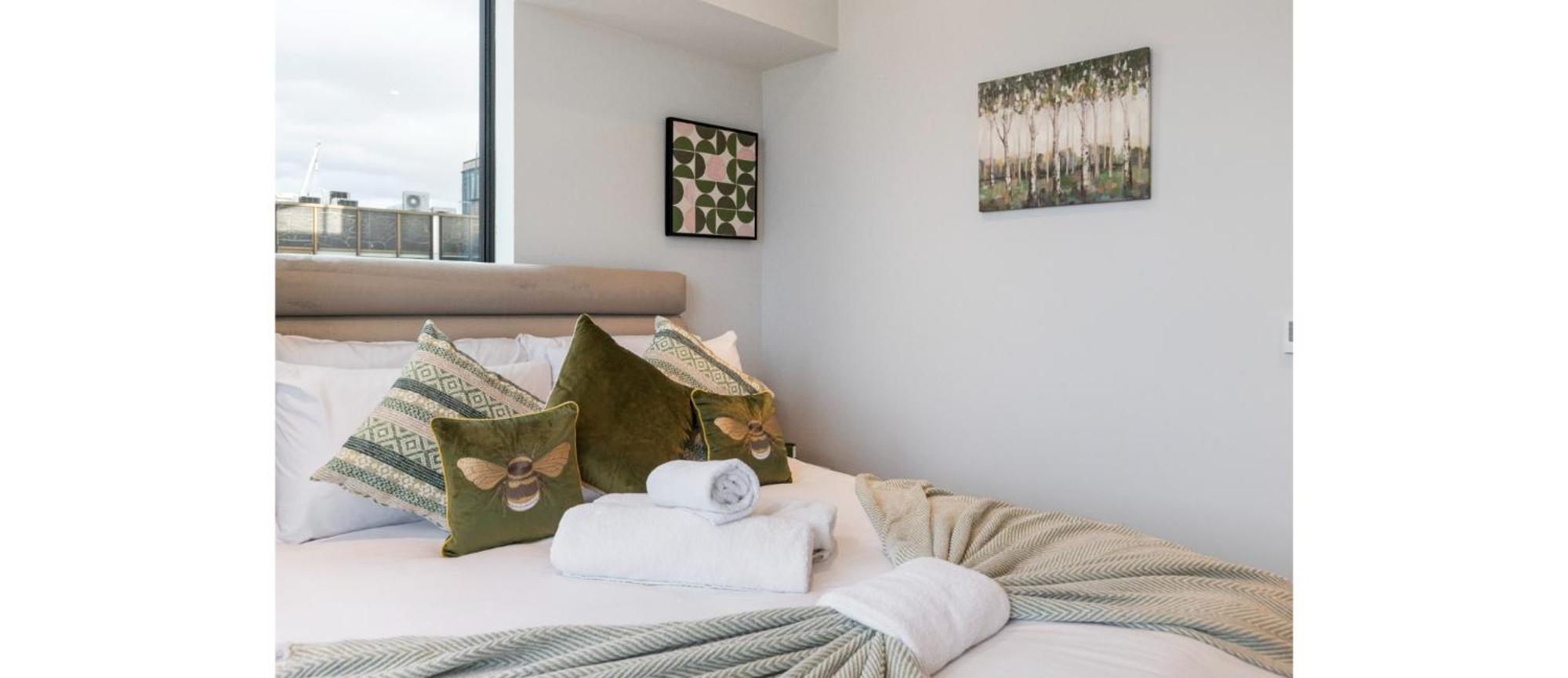 Harmonious Greens: Cozy 1-bed Flat In *