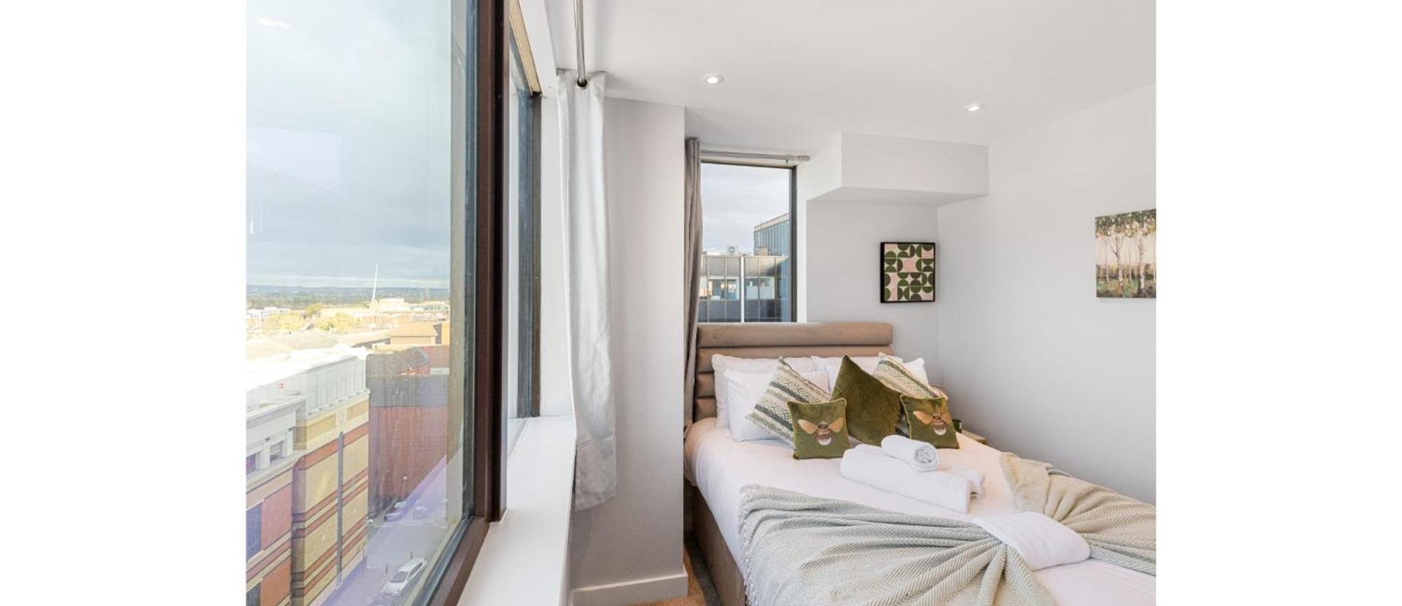 Harmonious Greens: Cozy 1-bed Flat In