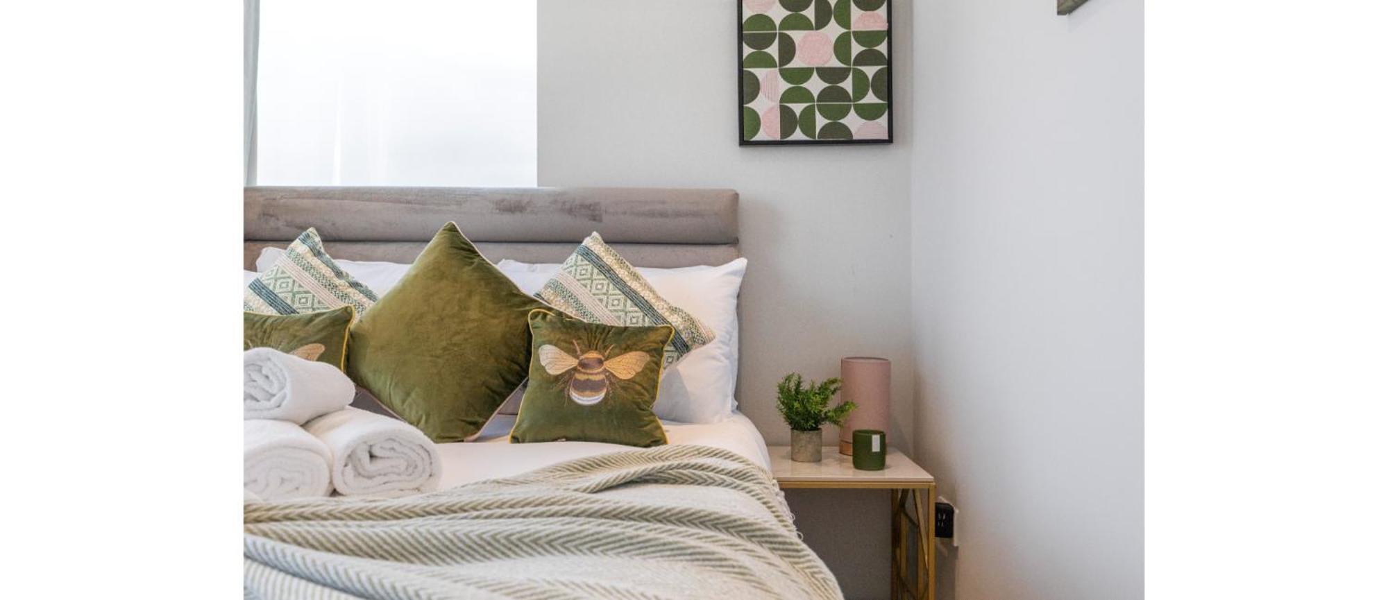 Harmonious Greens: Cozy 1-bed Flat In Apartment