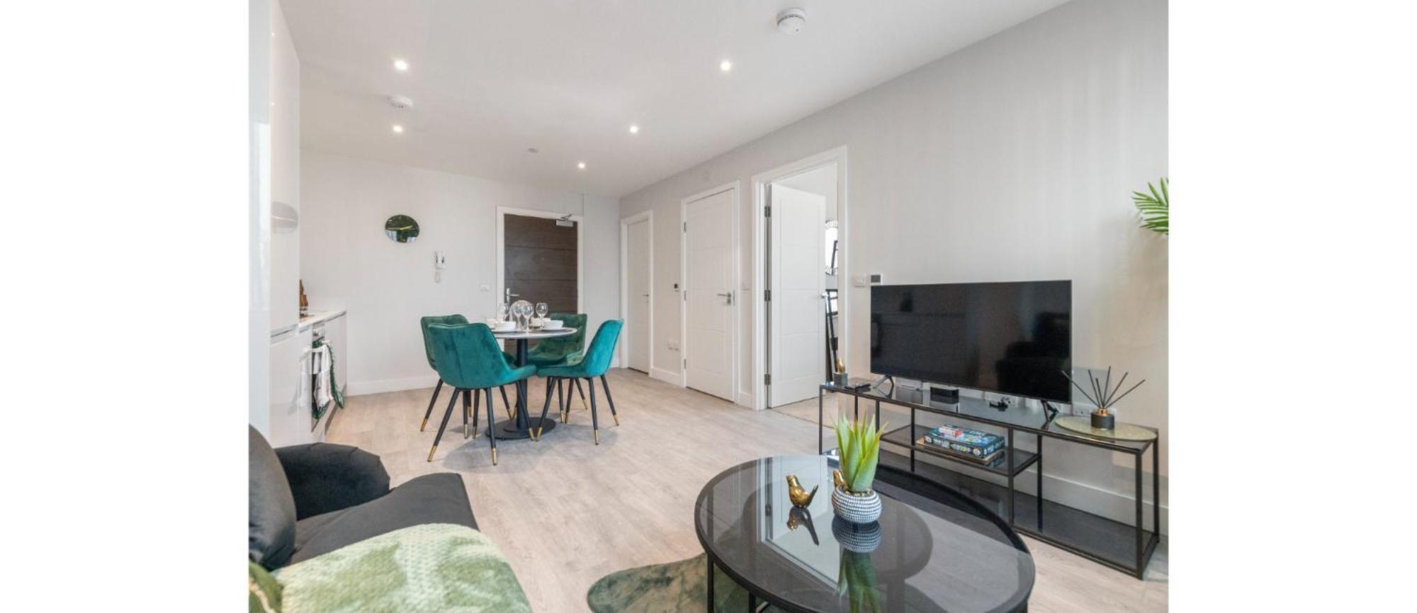 Harmonious Greens: Cozy 1-bed Flat In *