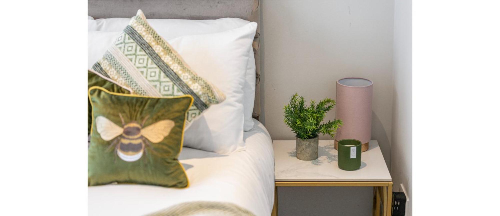 Harmonious Greens: Cozy 1-bed Flat In